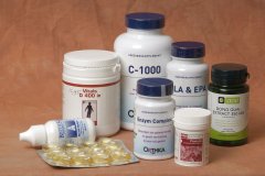 Een foto van een aantal orthomoleculaire voedingssupplementen. 
Te zien zijn hier potjes van AOV, Biotics, DNH, Orthica en Vitals.