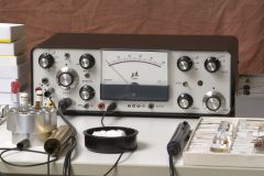 Een foto van het electroacupunctuur apparaat en een zogenaamde testwabe.